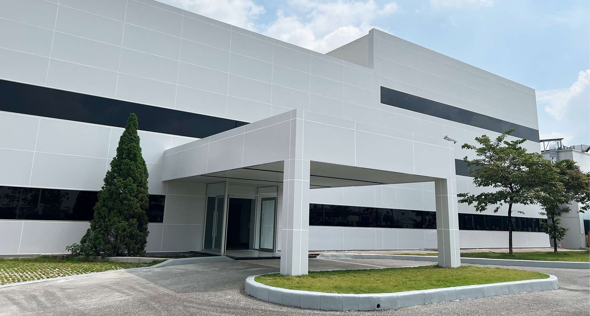 TIC　増築・改築工事　外装アルミパネル実装・熱反射ガラス設置