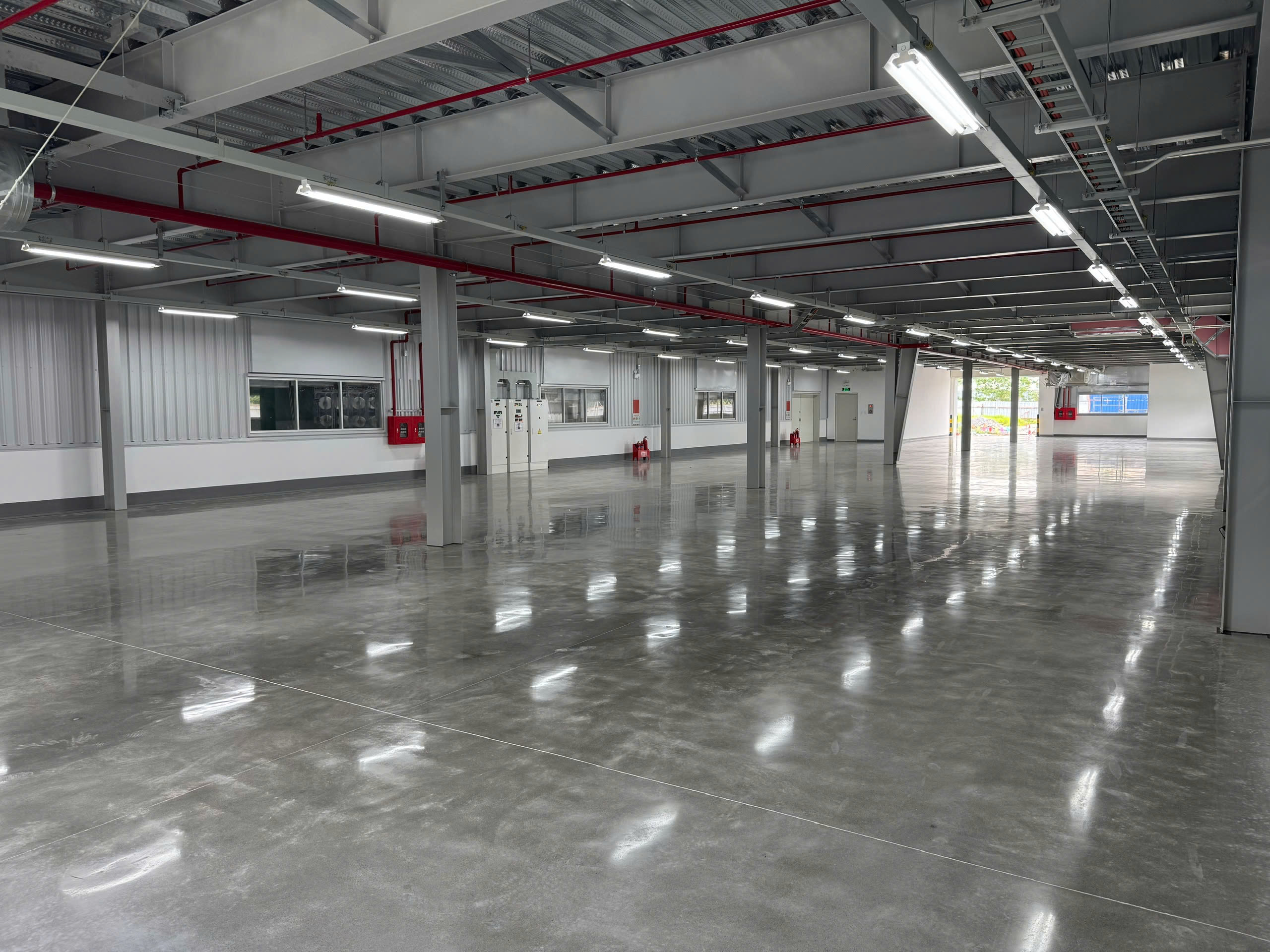 TIC　特殊技術　コンクリート床の鏡面仕上げ